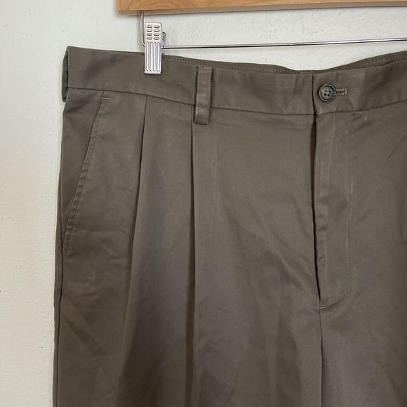 Men's Izod Pleated-Front Chino Shorts Size 38 Brown 9.5" Inseam - Picture 2 of 6
